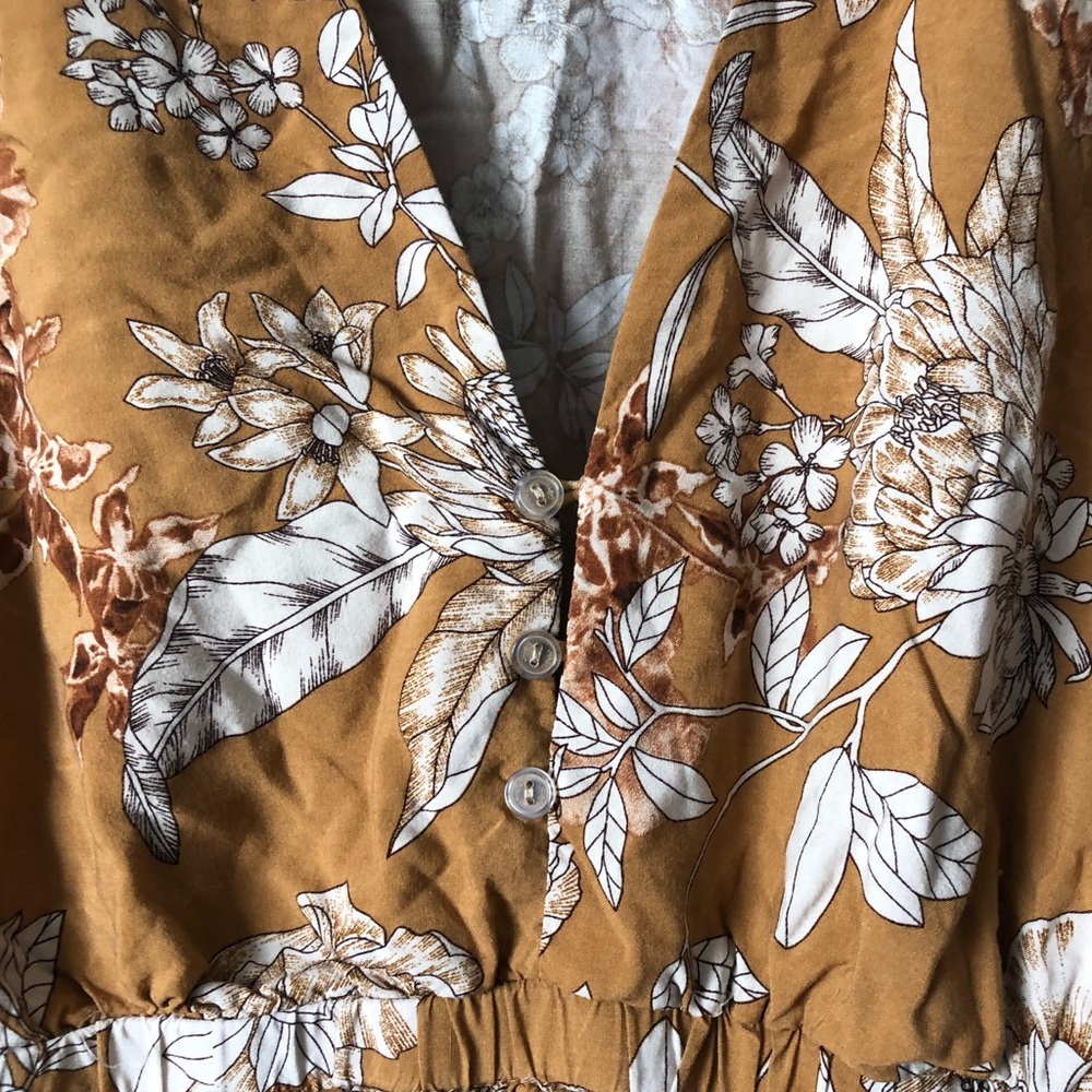 Jaase Beautiful Floral Top w/ Flowy Sleeves - Picture 6 of 8